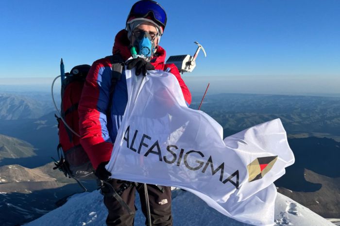 Флаг Alfasigma был поднят на вершине Эльбруса