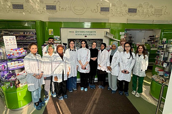 Иностранные студенты-фармацевты посетили с экскурсией аптеки «Эвалар»